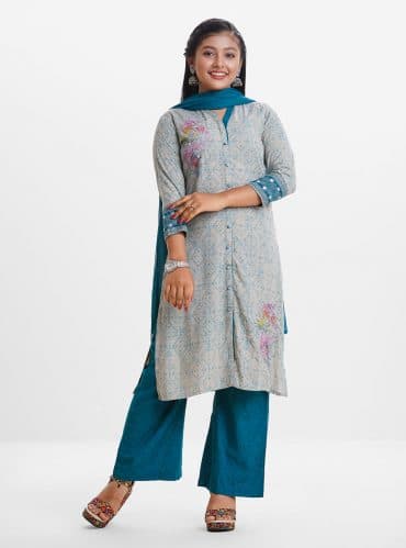 Teen girl printed salwar kameez in viscose fabric. Mock neck, full sleeve. Embroidery at the front. chiffon dupatta with viscose palazzo pants.