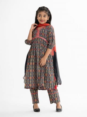 Kid girls printed tent-style salwar kameez in cotton fabric. V-neck and three-quarter sleeves. Embroidery at the front and gathered at the waistline. Side slits with tassel tie. Complemented with pant and tie-dye dupatta.