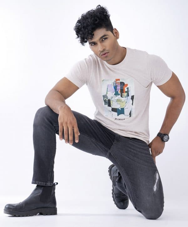 Slim fitted jeans in cotton spandex denim fabric. Five pockets, button fastening on the front and zipper fly.