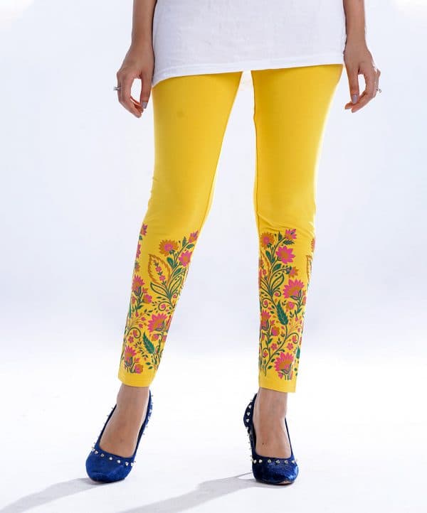 Yellow all-over printed legging in stretchable Cotton fabric. Concealed elastication at the waistline.