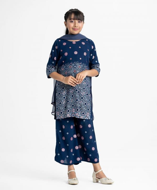 Kid girl's printed straight Salwar Kameez in viscose fabric. Round neck, three-quarter sleeves and karchupi at front. Chiffon dupatta with skirt palazzo pants.