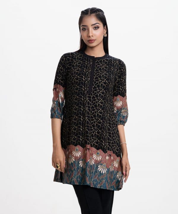 Women's printed A-line tunic in viscose fabric. Band collar with placket, three-quarter sleeves. Embroidery at sleeves and front.