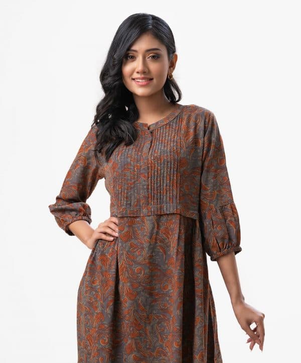 Women's A-line tunic in printed georgette fabric. Band collar, three quarter sleeves and pintuck at the front.