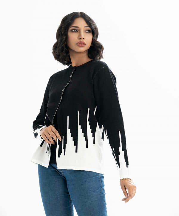 Women's winter short pattern sweater in viscose knit fabric. Round neck, full sleeves and front buttons opening.