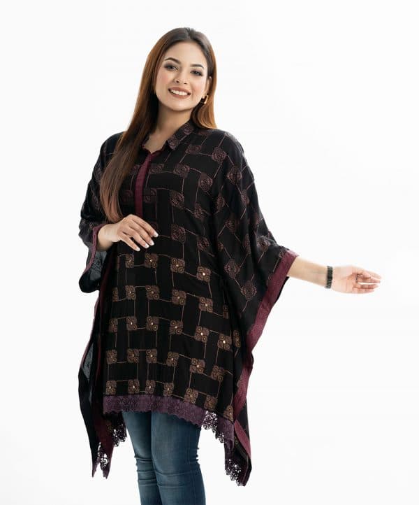 Women's printed abaya-style kaftan in viscose fabric. Classic collar, embroidery at front and lace attach at hemline.