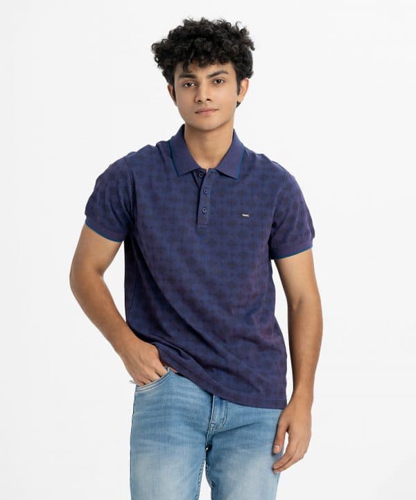 Men's polo shirt in cotton pique fabric. Classic collar, short sleeves and a straight-cut hem.