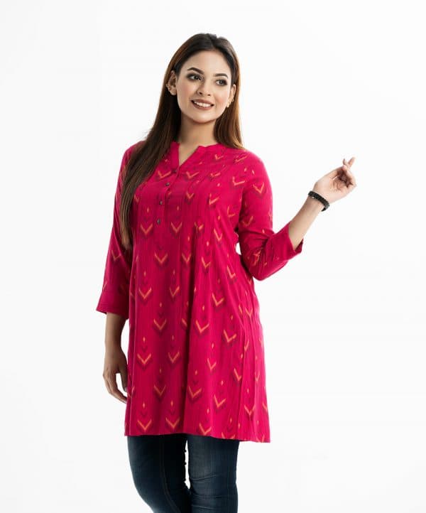 Printed A-line tunic in viscose fabric. Stand collar with button fastening, full-sleeved