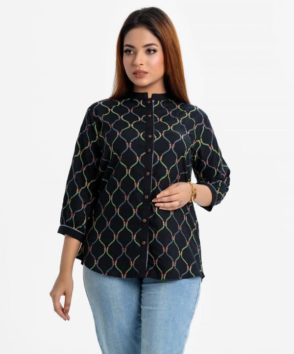 All over printed women's shirt in viscose fabric. Three-quarter sleeves, stand collar with metal buttons front opening.