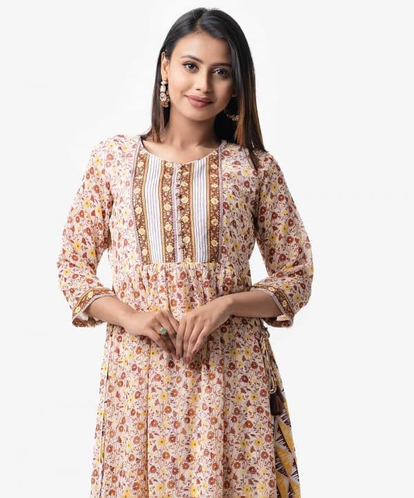 Women's layer style long tunic from upper in printed georgette fabric and full inner in printed viscose fabric. Pleat waist with both side tassel cords.