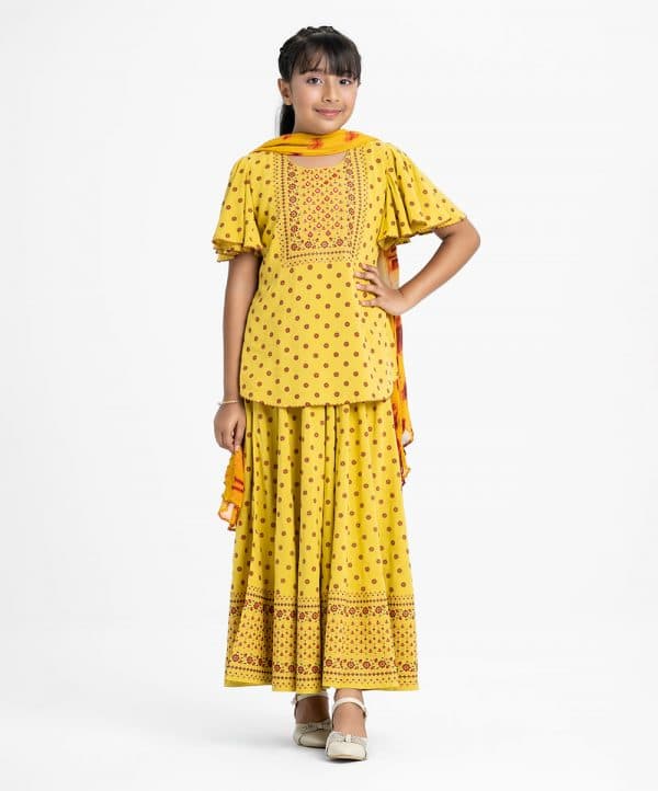 Kid girls printed ghagra choli set in viscose fabric. Butterfly-sleeved top with karchupi at front. Tie-dye chiffon dupatta with a printed skirt.