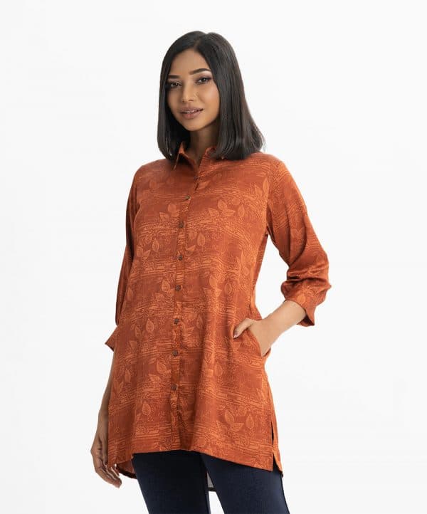 Printed lady's shirt in crepe fabric. Classic collar, bishop-sleeved and button fastening at the front.