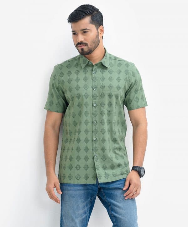 Men's printed short-sleeved casual shirt in cotton fabric. Classic collar, button fastening at the front and a side pocket.