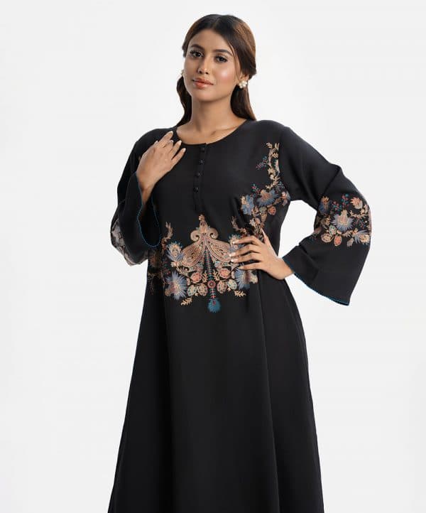 Women's abaya-style gown in crepe fabric. Round neck with metal button placket, bell sleeves. Print detail at front, sleeves and hem. Two inseam side pockets.