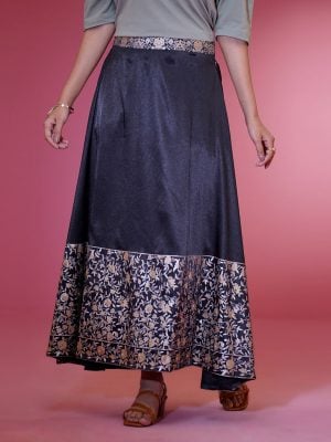 Black Skirt in Crepe fabric with prints on the borders. Concealed elasticated on the waistline.