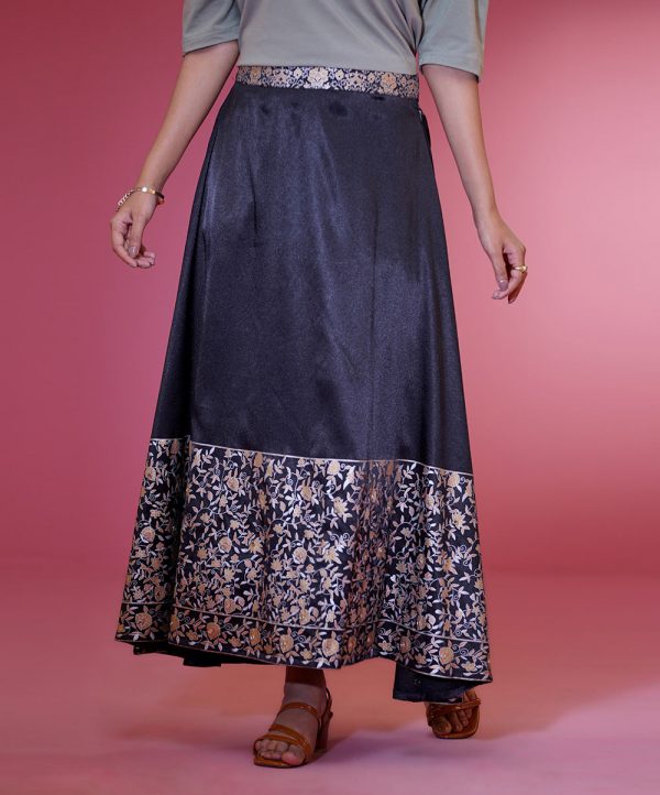Black Skirt in Crepe fabric with prints on the borders. Concealed elasticated on the waistline.