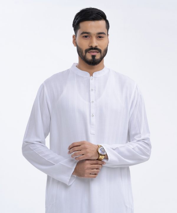 White semi-fitted Panjabi in Jacquard Cotton fabric. Designed with a mandarin collar and matching button fastening on the chest.