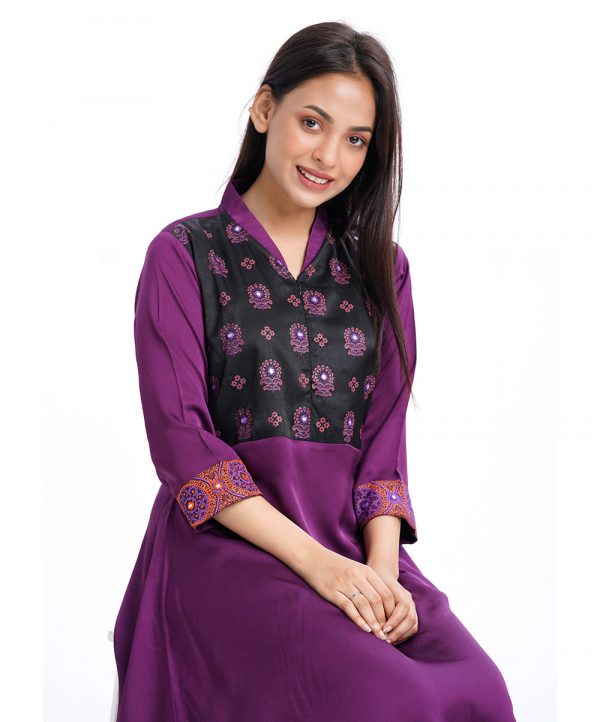 Purple A-line Tunic in Crepe fabric. Designed with a mandarin collar with zipper closure at the front and cap sleeves. Embellished with embroidery at the top front, cuffs and hemline.