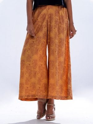 Brown all-over printed Palazzo in Viscose fabric. Concealed elastication on the waistline.