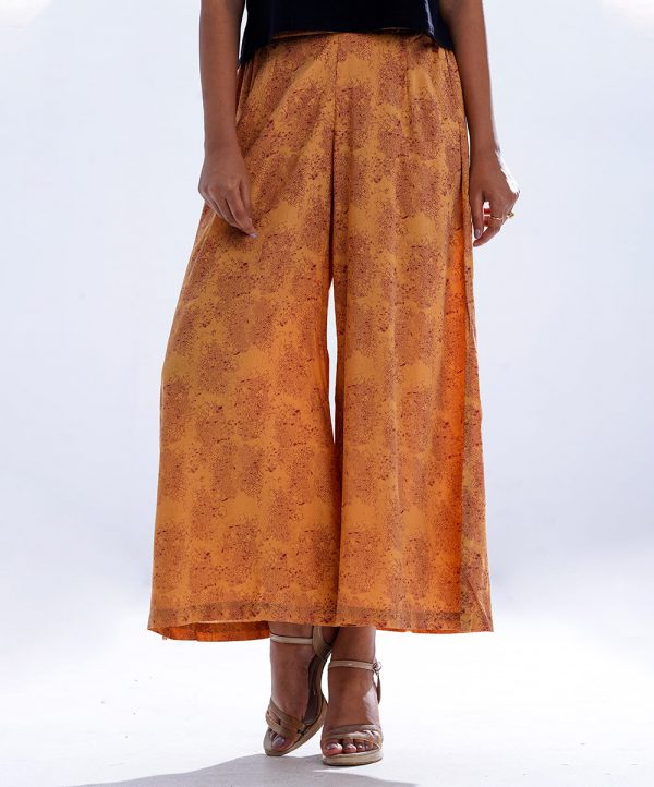 Brown all-over printed Palazzo in Viscose fabric. Concealed elastication on the waistline.