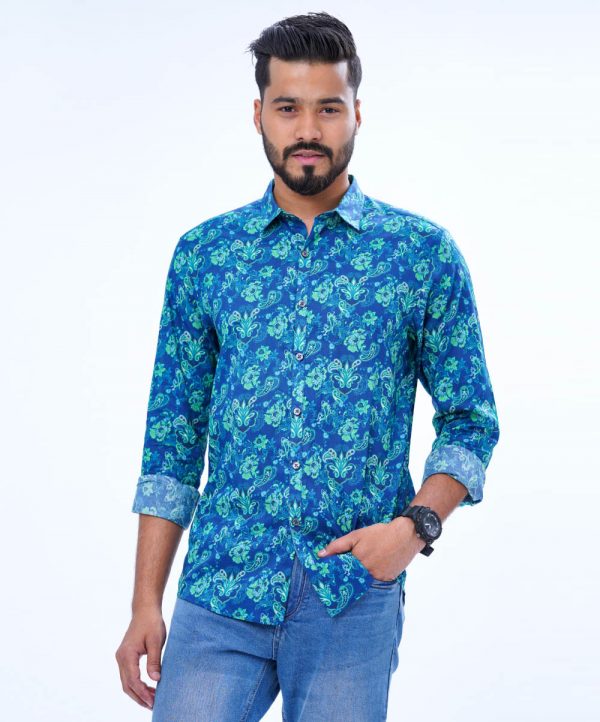 Blue casual shirt in printed Cotton fabric. Designed with a classic collar and long sleeves with adjustable buttons at the cuffs. Slim fit.