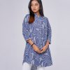 Blue ladies shirt in printed Georgette fabric. Designed with a classic shirt collar, front button opening and three-quarter sleeves. Detailed with a princess line cut at the front and front pockets.