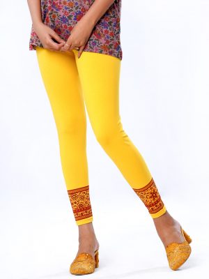 Yellow legging in stretchable cotton knit fabric with prints on the border. Concealed elastication on the waistline.