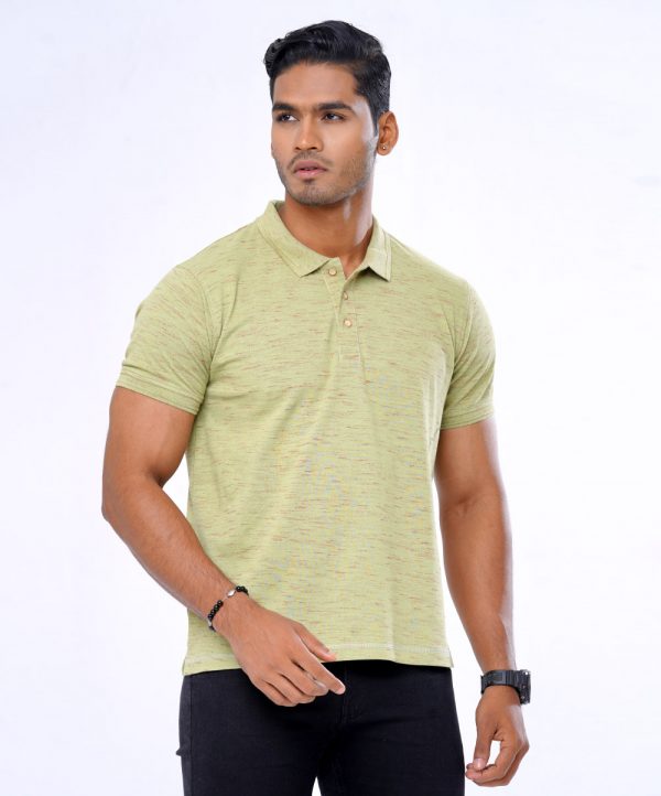 Lemon green short-sleeved Polo shirt in Cotton inject fabric. Classic collar with front button fastening.