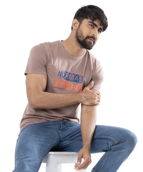 Rose Brown T-shirt in Cotton single jersey fabric. Designed with a crew neck, short sleeves and print on the chest.