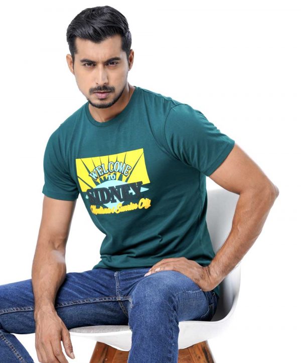 Green T-shirt in Cotton single jersey fabric. Designed with a crew neck, short sleeves and print on the chest.