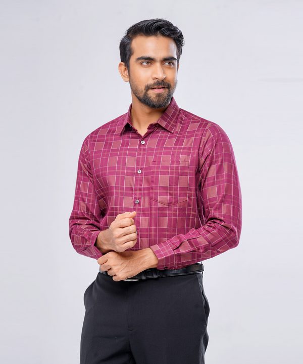 Pink check business formal shirt in premium-quality Cotton fabric. Designed with a classic collar and long-sleeved with adjustable buttons at the cuffs.