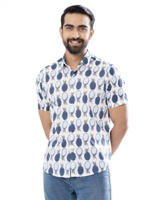 White casual shirt in printed Cotton fabric. Designed with a Classic collar and short sleeves.