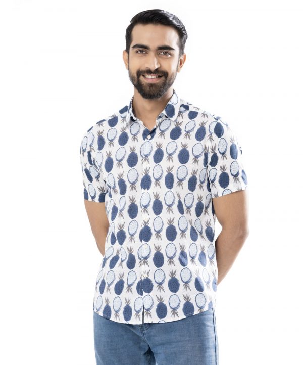 White casual shirt in printed Cotton fabric. Designed with a Classic collar and short sleeves.