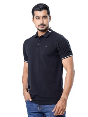 Black Polo in Cotton Pique fabric. Designed with a classic collar and short sleeves. Metal logo attached on the chest