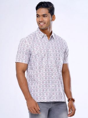 White all-over printed comfort Shirt in slab Cotton fabric. Designed with a classic collar and short sleeves.