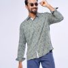 Green casual shirt in printed Cotton fabric. Designed with a classic collar and long sleeves with adjustable buttons at the cuffs. Slim fit.