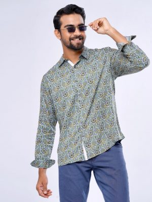 Green casual shirt in printed Cotton fabric. Designed with a classic collar and long sleeves with adjustable buttons at the cuffs. Slim fit.
