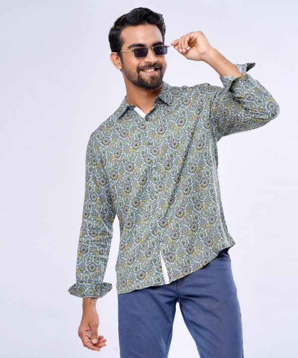 Green casual shirt in printed Cotton fabric. Designed with a classic collar and long sleeves with adjustable buttons at the cuffs. Slim fit.