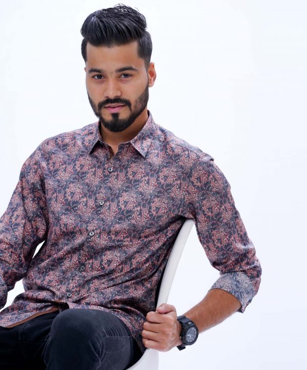 Navy Blue casual shirt in printed Cotton fabric. Designed with a classic collar and long sleeves with adjustable buttons at the cuffs. Slim fit.