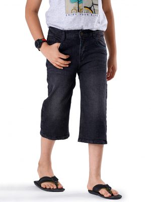Black 3Q pants in Denim fabric. Five pockets with button fastening at the front & zipper fly.