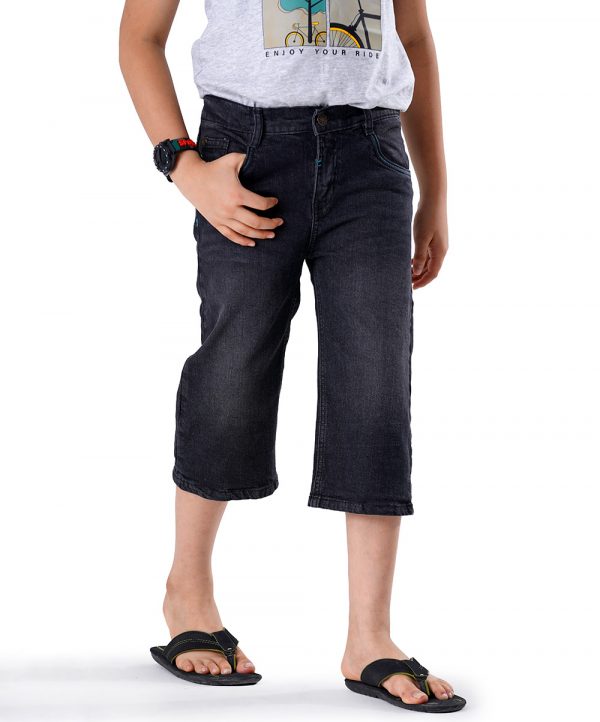 Black 3Q pants in Denim fabric. Five pockets with button fastening at the front & zipper fly.