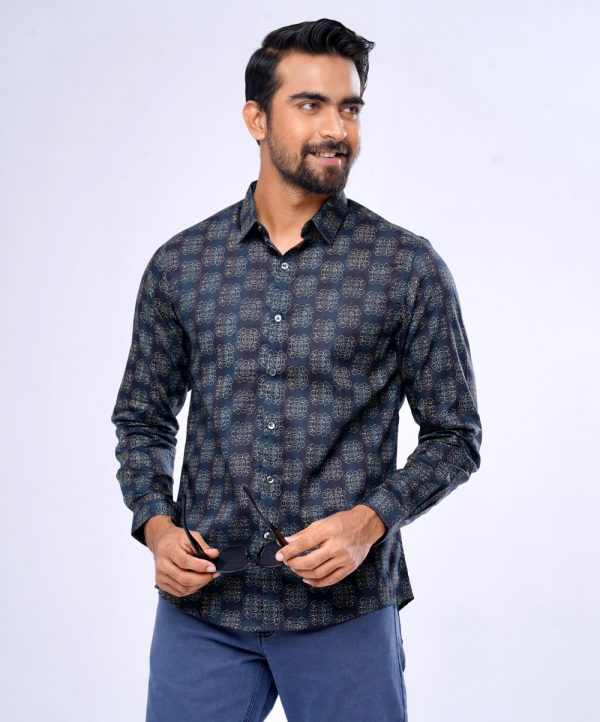 Black shirt in printed Cotton fabric. Designed with a classic collar and long-sleeved with adjustable button at cuffs. Slim fit.