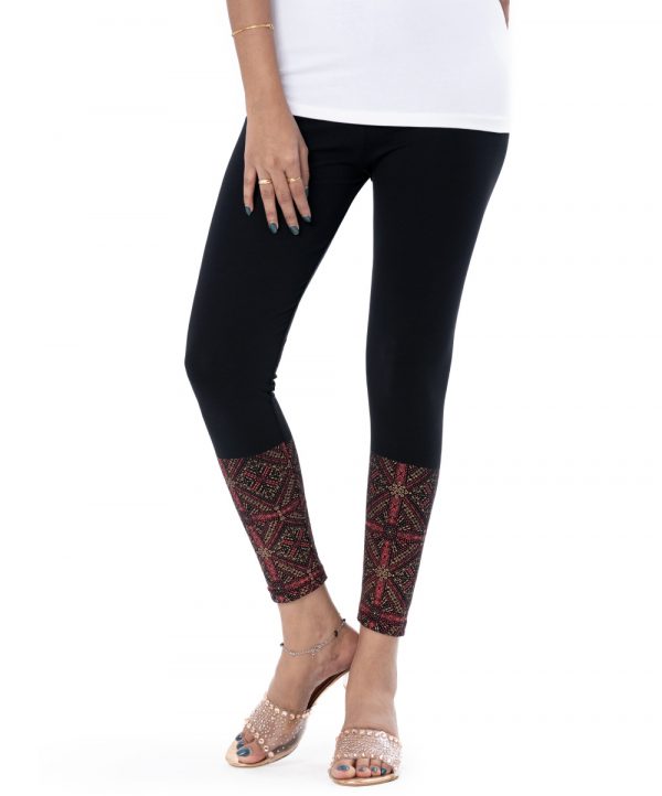 Black legging in stretchable Cotton fabric with prints on the border. Concealed elastication at the waistline.