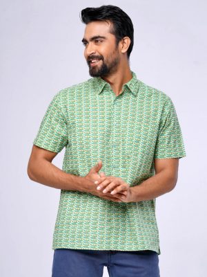 Green all-over printed casual Shirt in slab Cotton fabric. Designed with a classic collar and short sleeves.