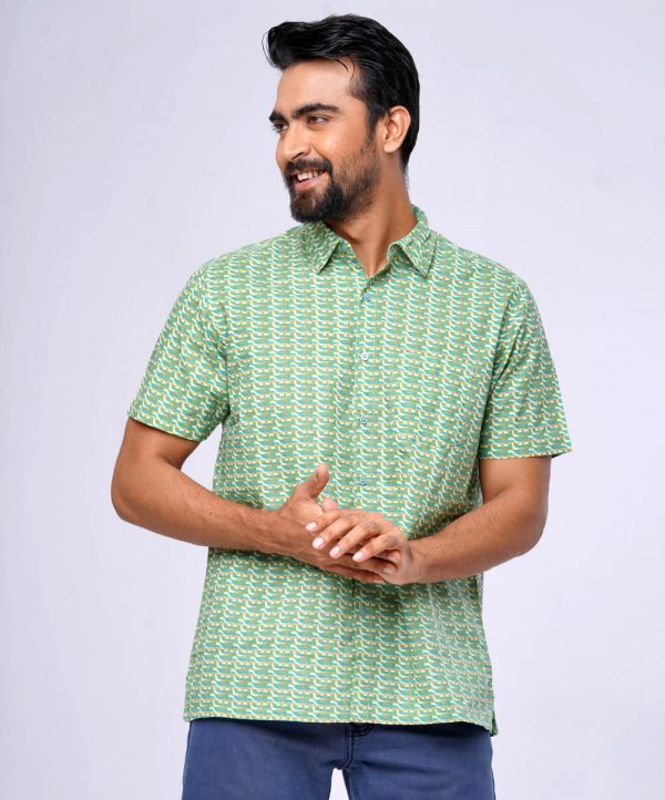 Green all-over printed casual Shirt in slab Cotton fabric. Designed with a classic collar and short sleeves.