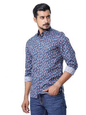 White casual Shirt in printed Cotton fabric. Designed with a classic collar and long sleeves.