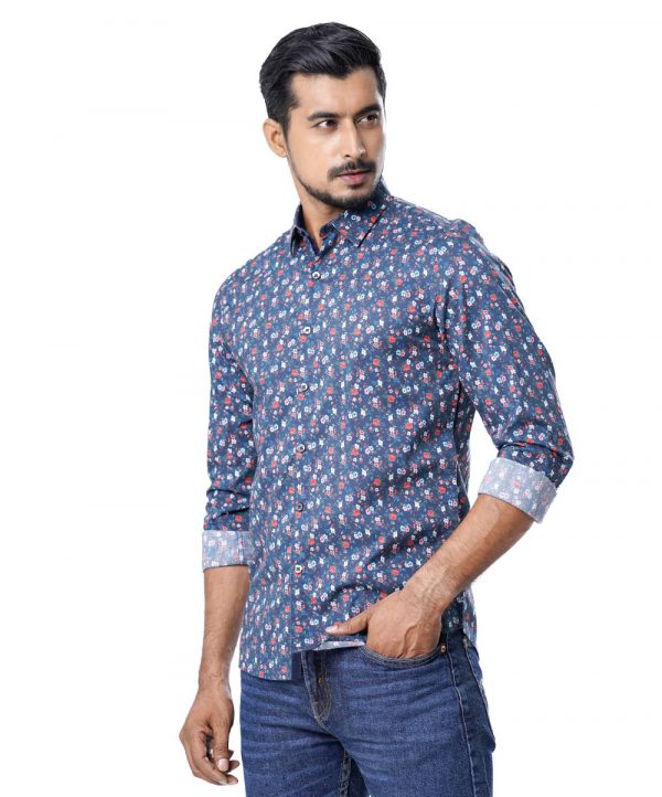 White casual Shirt in printed Cotton fabric. Designed with a classic collar and long sleeves.