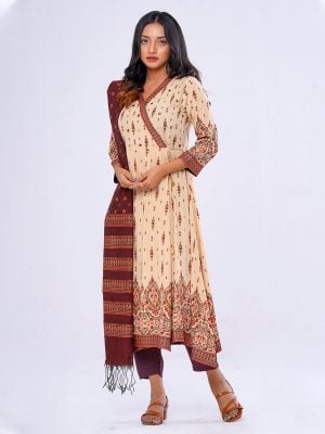 Chic V-neckline, retro-wrap style salwar kameez set in printed viscose fabric. Three-quarter sleeves and embroidery at top front. Half-silk dupatta with a viscose salwar.