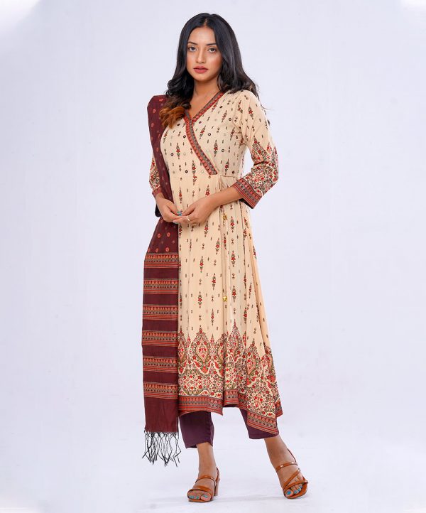 Chic V-neckline, retro-wrap style salwar kameez set in printed viscose fabric. Three-quarter sleeves and embroidery at top front. Half-silk dupatta with a viscose salwar.