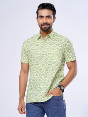 Green all-over printed comfort shirt in Slab Cotton fabric. Designed with a classic collar, short sleeves, and chest pocket.
