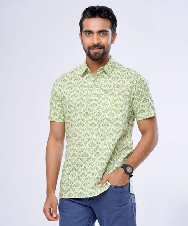 Green all-over printed comfort shirt in Slab Cotton fabric. Designed with a classic collar, short sleeves, and chest pocket.